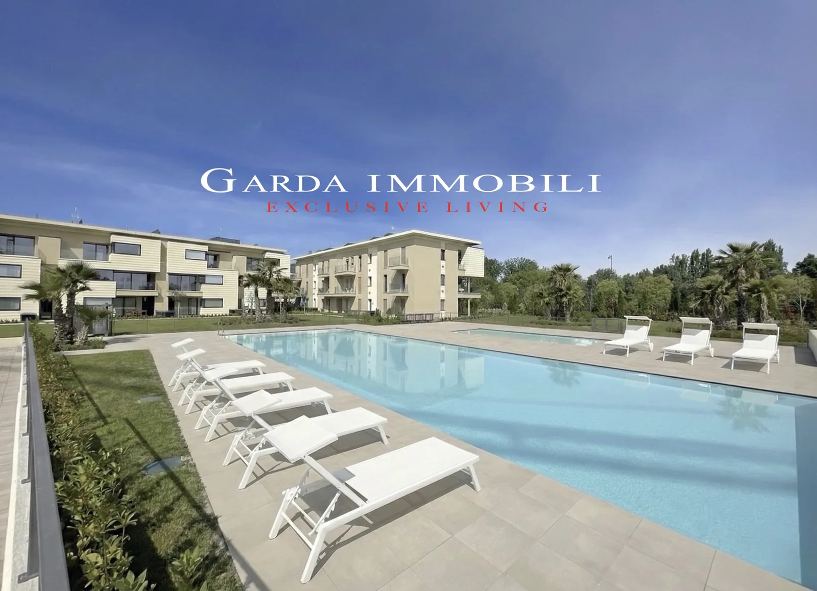 Residence Katya 2 — Piscina condominiale con sdraio