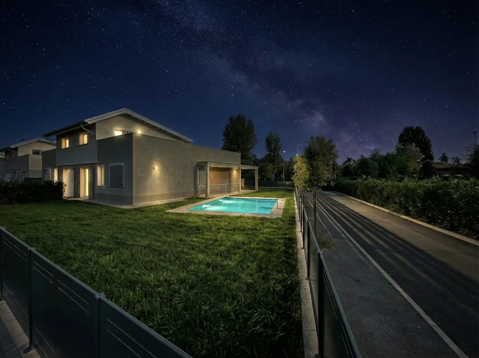 Sirmione Luxury Village — Villa con piscina privata illuminata sotto il cielo stellato